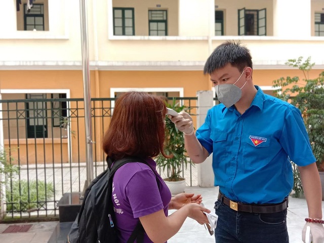 Sinh viên đại học Quốc gia Hà Nội được kiểm tra thân nhiệt trong ngày đầu tiên đi học trở lại Sinh viên đại học Quốc gia Hà Nội được kiểm tra thân nhiệt trong ngày đầu tiên đi học trở lại