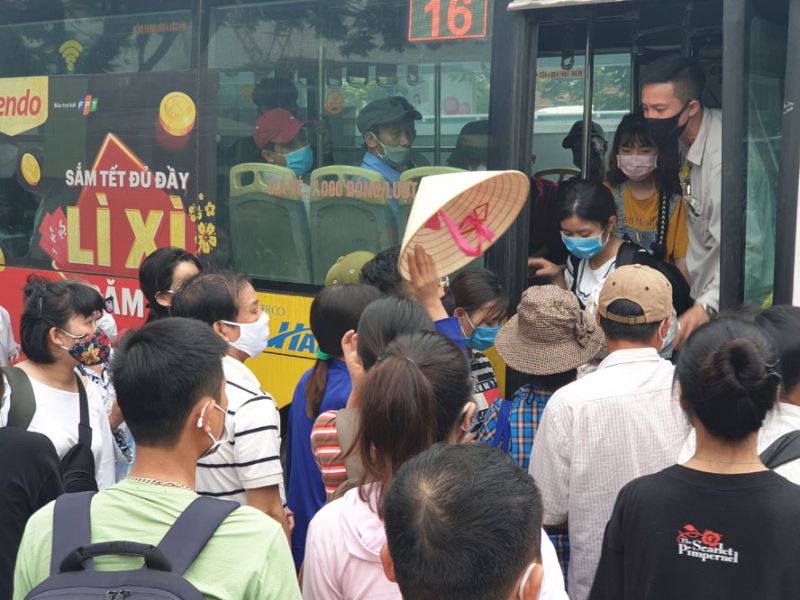 Hành khách tranh nhau lên xe buýt.