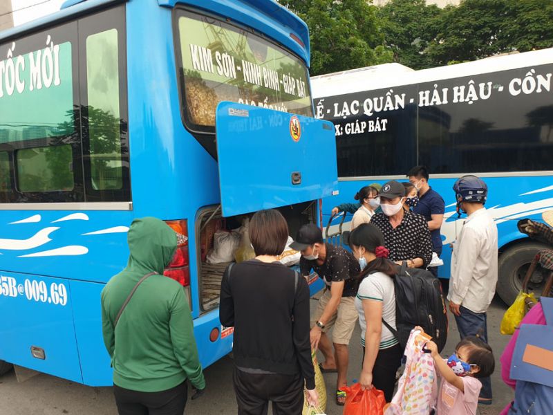 Hành khách về Bến xe Giáp Bát trong chiều 3-5.