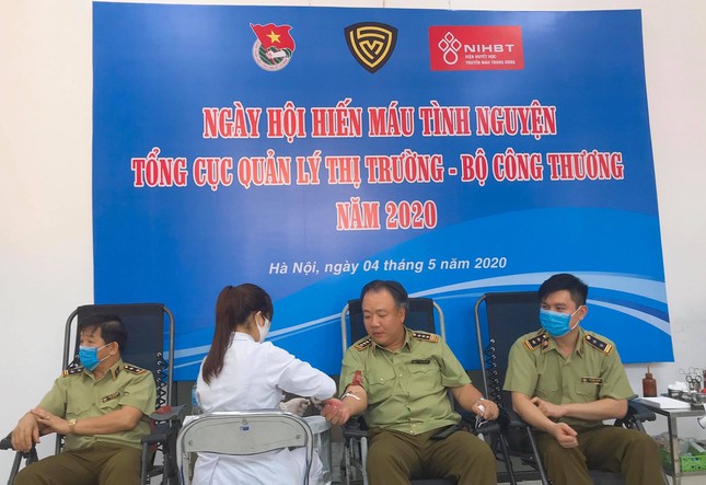 Ông Trần Hữu Linh tham gia ngày hội hiến máu cùng các cán bộ quản lý thị trường Ông Trần Hữu Linh tham gia ngày hội hiến máu cùng các cán bộ quản lý thị trường