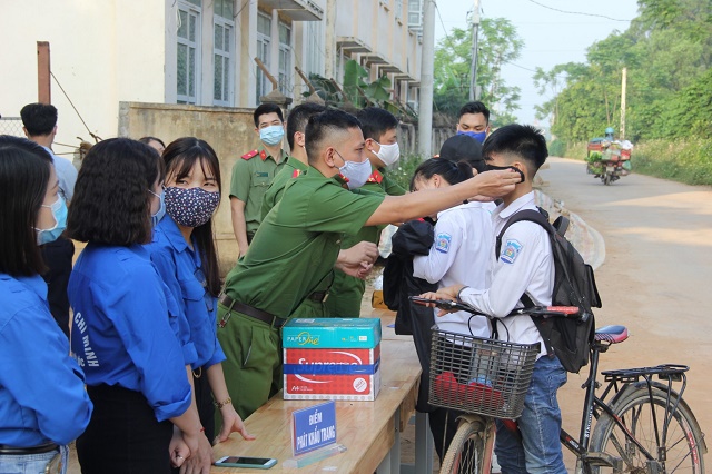 Học sinh huyện Phúc Thọ được phát khẩu trang phòng chống Covid-19 Học sinh huyện Phúc Thọ được phát khẩu trang phòng chống Covid-19