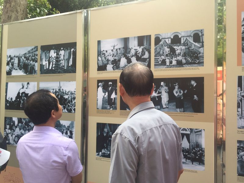 Kh&aacute;ch tham quan triển l&atilde;m