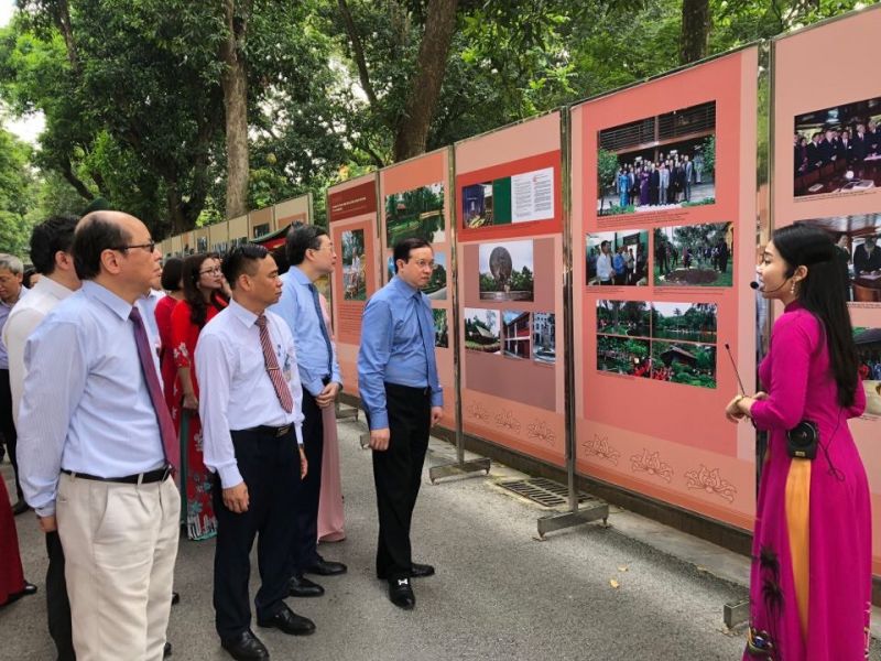 Triển l&atilde;m giới thiệu gần 250 bức ảnh tư liệu về Chủ tịch Hồ Ch&iacute; Minh.