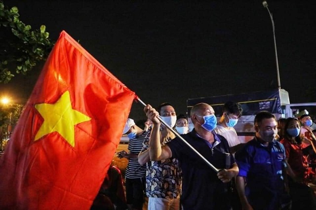Người dân Hạ Lôi đón mừng giây phút được gỡ bỏ cách ly y tế Người dân Hạ Lôi đón mừng giây phút được gỡ bỏ cách ly y tế