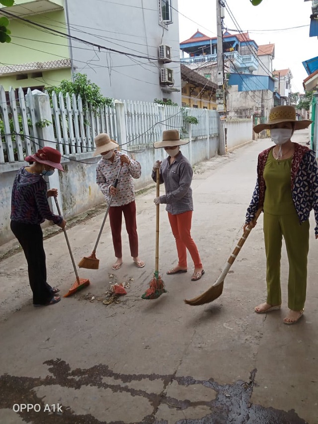 Các hội viên phụ nữ tổng vệ sinh đường làng ngõ xóm Các hội viên phụ nữ tổng vệ sinh đường làng ngõ xóm