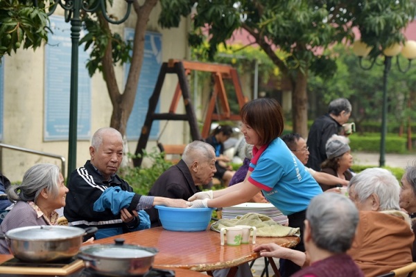 Chăm sóc người cao tuổi cả sau mùa dịch - ảnh 1