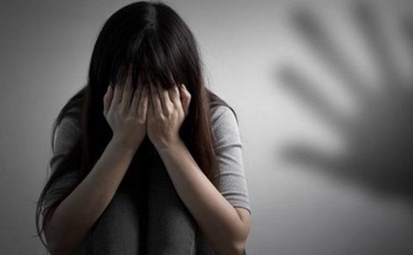 Cần tiền trả nợ, mẹ đẻ nhẫn tâm hại đời con gái 13 tuổi - ảnh 1