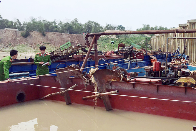 Lực lượng chức năng bắt giữ tàu hút cát trái phép ở lòng sông Hồng tại địa phận xã Phú Châu (huyện Ba Vì). Ảnh: Lê An