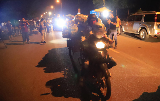 Những người dân đầu tiên đi qua chốt cách ly y tế vừa được dỡ bỏ.