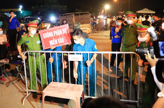 Người dân thôn Hạ Lôi (Mê Linh) phấn khởi trong thời khắc gỡ rào cách ly - ảnh 1