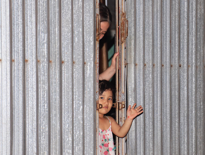 Người dân thôn Hạ Lôi háo hức chờ giờ phút được dỡ chốt cách ly y tế.