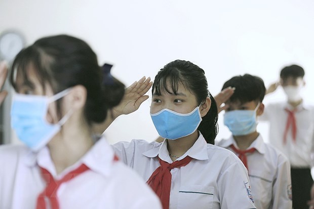 Nghi thức chào cờ thực hiện tại lớp của học sinh Trường Trung học cơ sở Sông Đà (tỉnh Hòa Bình). Ảnh: Trọng Đạt/TTXVN