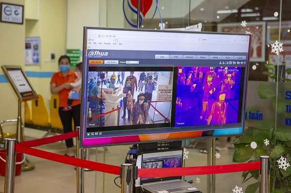 Tất cả bệnh nhân đều được khử khuẩn, đo thân nhiệt trước khi vào khám tại BV Tim Hà Nội