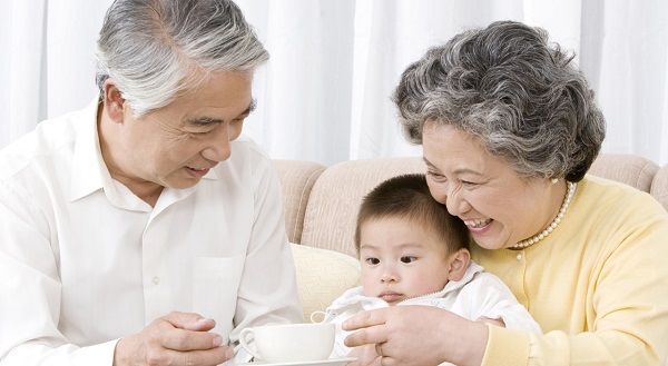 “Trả lương” cho ông bà chăm cháu - ảnh 1