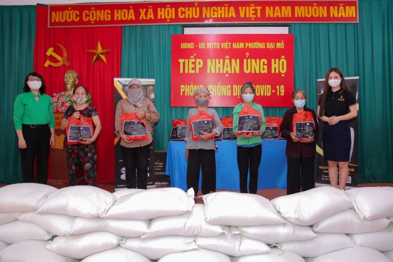 Đoàn công tác có đồng chí Lê Thị Bích Hà, Quận ủy viên, Chủ tịch Hội LHPN quận làm trưởng đoàn, bà Nguyễn Thị Thu Ngà – Chủ tịch Hội đồng quản trị Công ty cổ phần bất động sản SAREPI đại diện nhà tài trợ. tặng quà cho các gia đình bị ảnh hưởng bởi dịch