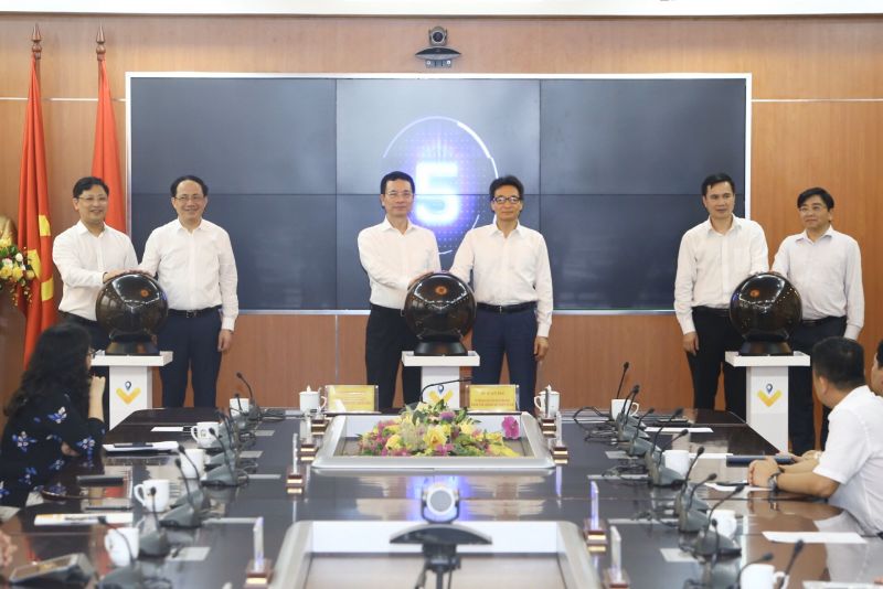 Ph&oacute; Thủ tướng Vũ Đức Đam, l&atilde;nh đạo Bộ Th&ocirc;ng tin v&agrave; Truyền th&ocirc;ng, VNPost... khai trương nền tảng Vpostcode. Ảnh: VGP