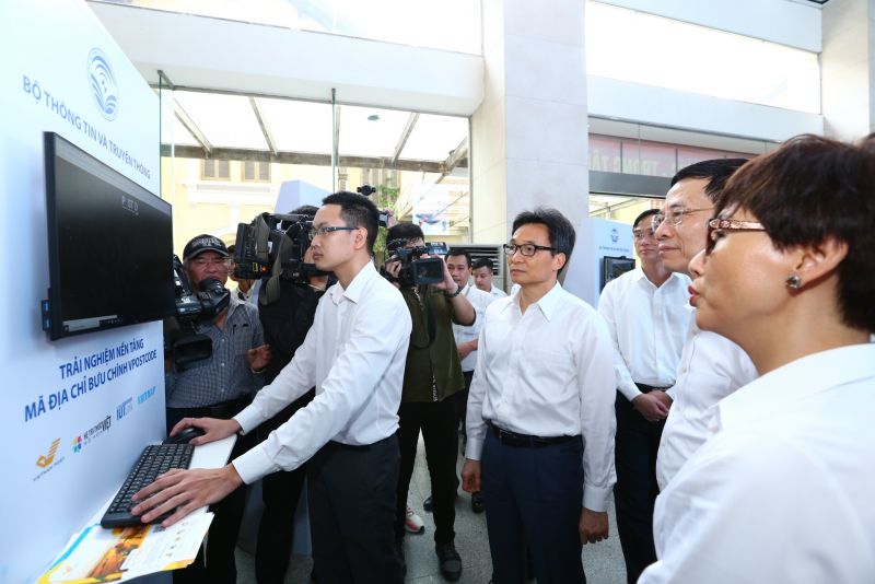 Ph&oacute; Thủ tướng Vũ Đức Đam xem thao t&aacute;c trực tiếp tr&ecirc;n nền tảng Vpostcode. Ảnh: VGP