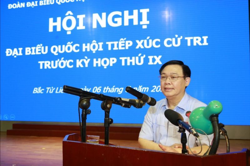 Bí thư Thành ủy Hà Nội Vương Đình Huệ phát biểu tại buổi tiếp xúc cử tri. Ảnh: VGP/Bích Phương