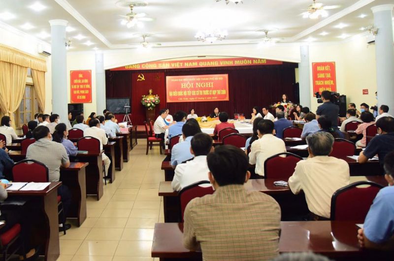 Quang cảnh hội nghị tiếp xúc cử tri.