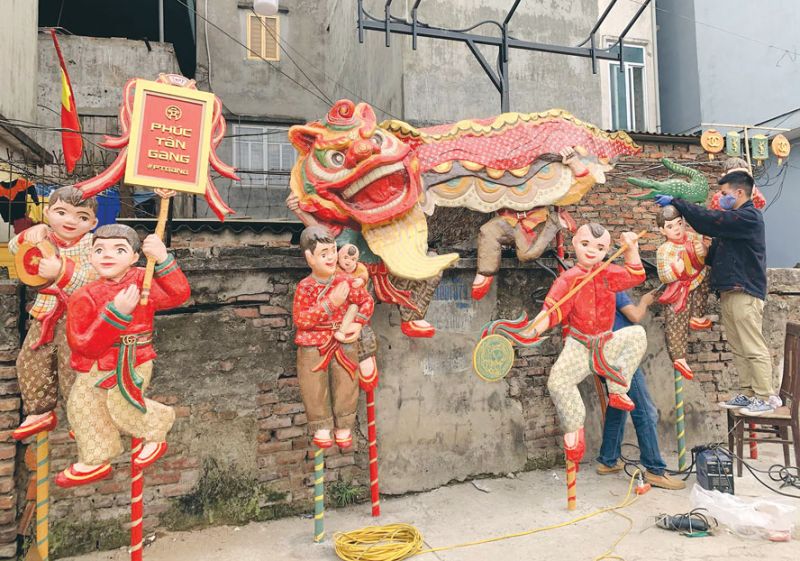 Tác giả Nguyễn Xuân Lam đưa tranh Hàng Trống vào tác phẩm Phúc Tân Giang, kết hợp tạo hình với tò he - trò chơi dân gian truyền thống của trẻ em Việt Nam.