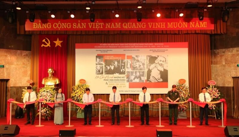 Khai mạc trưng b&agrave;y chuy&ecirc;n đề "Hồ Ch&iacute; Minh - Những n&eacute;t ph&aacute;c họa ch&acirc;n dung" v&agrave; triển l&atilde;m "Những tấm gương b&igrave;nh dị m&agrave; cao qu&yacute;". Ảnh: VGP/Nhật Nam