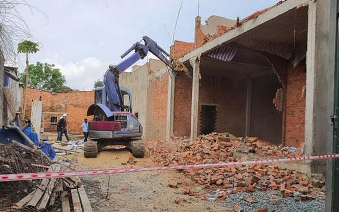 UBND phường Linh Trung, quận Thủ Đức, tổ chức cưỡng chế 7 căn nh&agrave; x&acirc;y dựng kh&ocirc;ng ph&eacute;p trong dự &aacute;n Đại học quốc gia th&agrave;nh phố Hồ Ch&iacute; Minh.