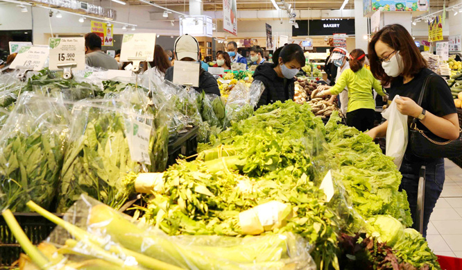 C&aacute;c doanh nghiệp H&agrave; Nội đẩy mạnh hoạt động li&ecirc;n kết, đưa c&aacute;c đặc sản v&ugrave;ng miền v&agrave;o ti&ecirc;u thụ tại hệ thống si&ecirc;u thị. Trong ảnh: Người d&acirc;n chọn mua sắm tại quầy h&agrave;ng n&ocirc;ng sản thực phẩm rau, củ, quả trong si&ecirc;u thị Big C Thăng Long. Ảnh: Khu&ecirc; Diệp