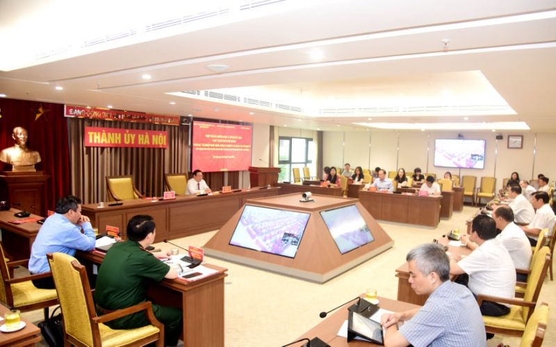 C&aacute;c đại biểu dự hội thảo tại điểm cầu Th&agrave;nh ủy H&agrave; Nội.