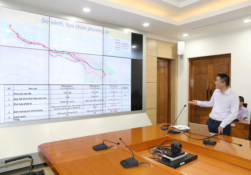 Đơn vị tư vấn báo cáo các phương án đề xuất đầu tư đường ven sông. Ảnh: Báo Quảng Ninh