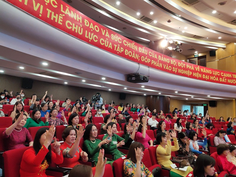 C&aacute;c đại biểu nhất tr&iacute; cao việc bầu Chủ tịch Hội LHPN Việt Nam bằng h&igrave;nh thức biểu quyết giơ tay