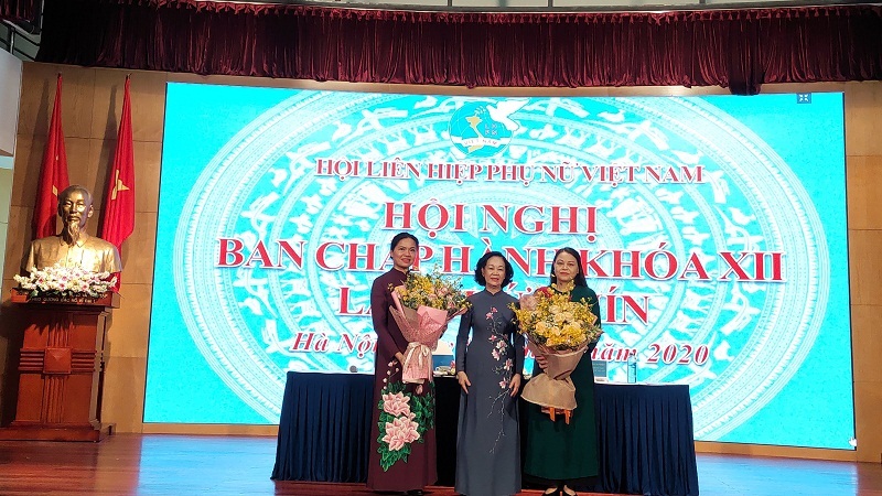 Đồng ch&iacute; Trương Thị Mai - Ủy vi&ecirc;n Bộ Ch&iacute;nh trị, B&iacute; thư Trung ương Đảng, Trưởng Ban D&acirc;n vận Trung ương tặng hoa ch&uacute;c mừng đồng ch&iacute; H&agrave; Thị Nga v&agrave; đồng ch&iacute; Nguyễn Thị Thu H&agrave; nhận nhiệm vụ mới