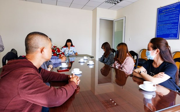 Năm thanh niên chia sẻ thông tin sai sự thật làm việc với Thanh tra Sở Thông tin và Truyền thông sáng 8/5.