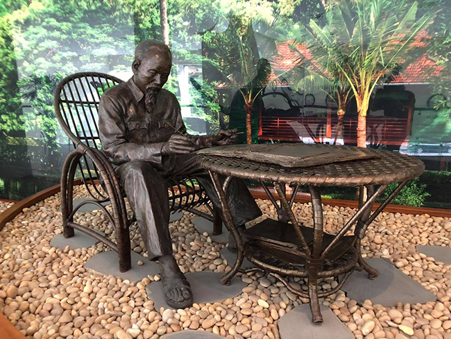 Bức tượng Bác Hồ của nhà điêu khắc Mexico Pedro Ramirez Ponzanelli tại trụ sở Trung tâm Thông tấn Quốc gia. Ảnh: Đinh Linh/Báo Tin tức