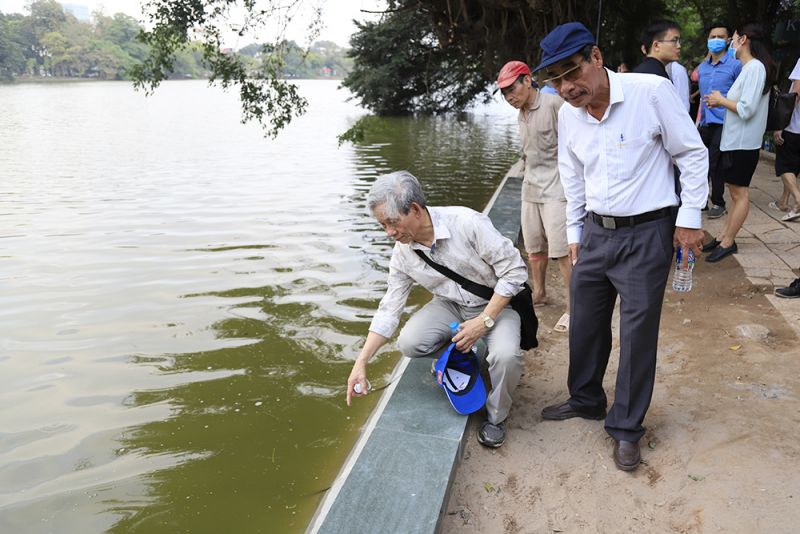 GS. TS Vũ Đình Phụng, Trưởng bộ môn Công trình giao thông thuộc Trường Đại học Thủy Lợi khảo sát vị trí thi công kè.