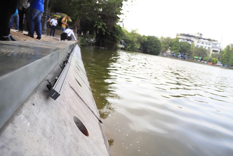 Hệ thống đèn chiếu sáng được lắp trên các cấu kiện bê tông.