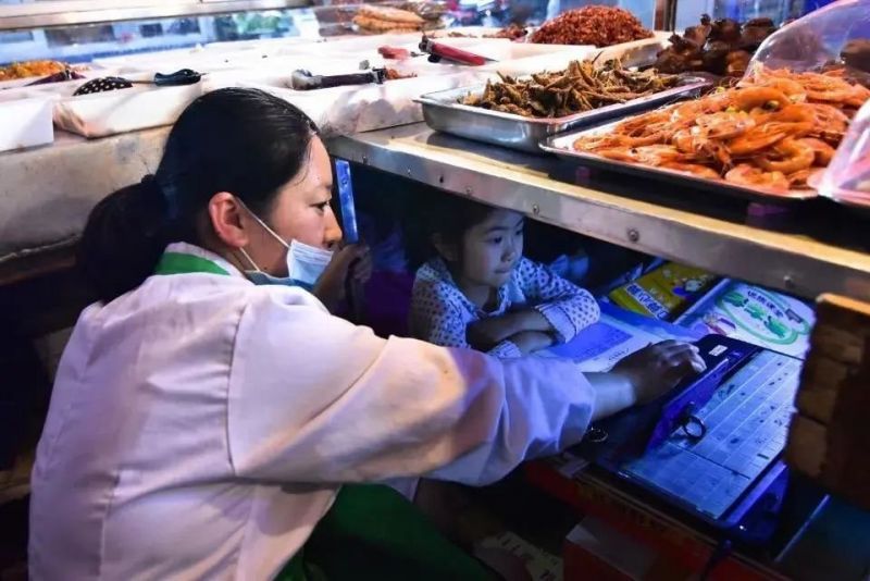 Bé lớp Một học trực tuyến dưới sạp hàng thức ăn của mẹ - ảnh 3