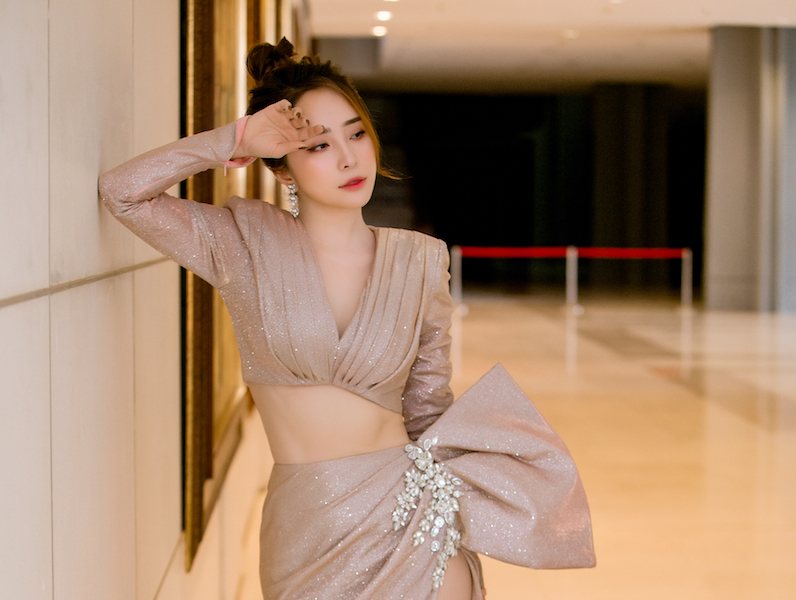 Sau mùa cách ly vì Covid, Quỳnh Nga gây “choáng” khi xuất hiện tại event với vòng eo siêu nhỏ - ảnh 4