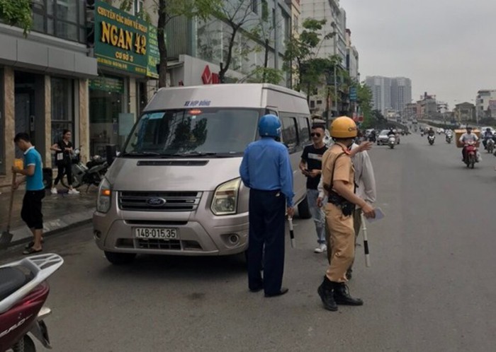 Đội CSGT số 4 cùng lực lượng TTGT tăng cường kiểm tra, xử lý nghiêm xe khách vi phạm