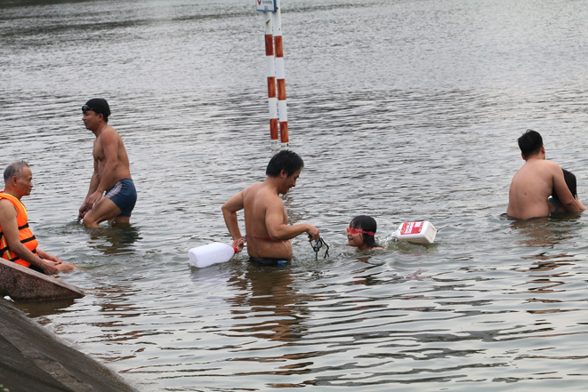 Hồ Linh Đ&agrave;m c&oacute; khu vực gần bờ được l&aacute;t nền b&ecirc;n dưới n&ecirc;n mực nước ngay s&aacute;t bờ chỉ khoảng hơn 1 m&eacute;t, ch&iacute;nh v&igrave; thế nhiều phụ huynh đưa con đến đ&acirc;y vui chơi, tập bơi.