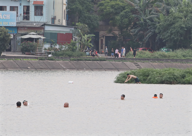 C&agrave;ng về chiều tối, lượng người đổ tới tắm c&agrave;ng đ&ocirc;ng.