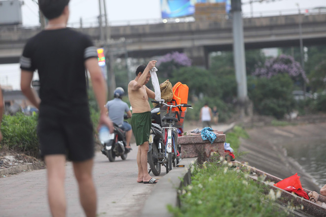 Nhiều người lớn cũng th&iacute;ch th&uacute; bơi lội để xua đi c&aacute;i nắng n&oacute;ng gay gắt của m&ugrave;a h&egrave;.