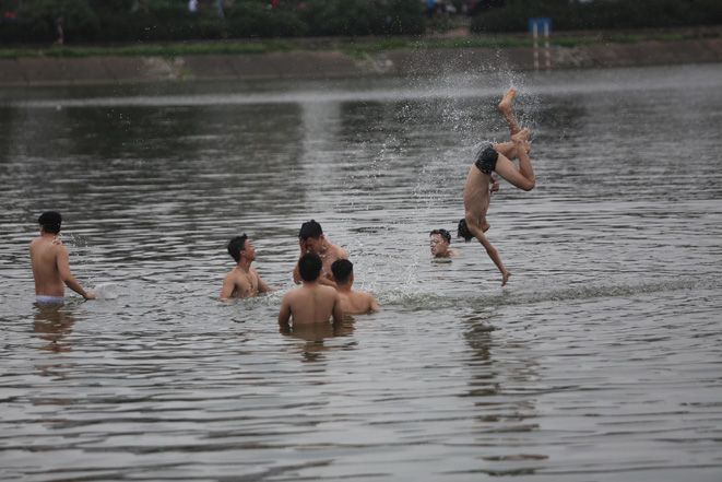 Nhiều thanh ni&ecirc;n chơi những tr&ograve; nh&agrave;o lộn nguy hiểm ngay giữ l&ograve;ng hồ.