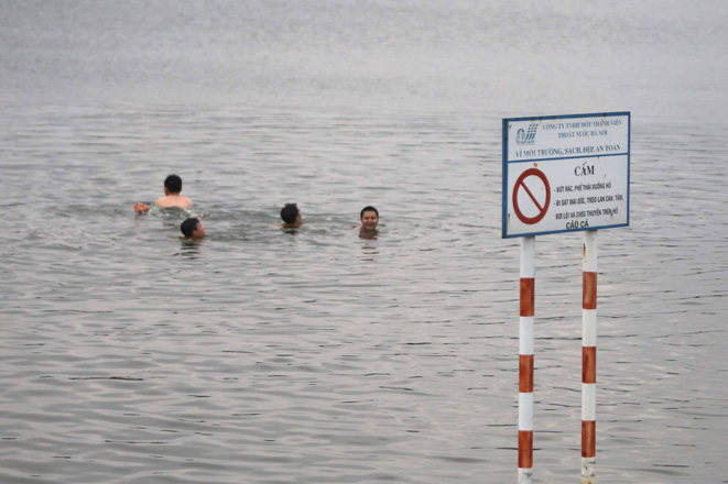 Tuy nhi&ecirc;n, theo một số người d&acirc;n tại khu vực n&agrave;y, hồ Linh Đ&agrave;m c&oacute; những chỗ s&acirc;u tới 4-5 m&eacute;t n&ecirc;n rất nguy hiểm.