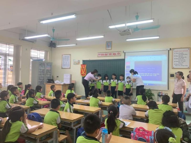 Trong trường hợp những học sinh đến trường quên không đeo khẩu trang,  các nhà trườngcũng  đã kịp thời phát cho phụ huynh, học sinh đồng thời yêu cầu giáo viên chủ nhiệm nhắc nhở trên nhóm lớp, không để xảy ra tình trạng này trong những ngày học tiếp theo.  Hoạt động tặng khẩu trang cho học sinh của Hội Phụ nữ tiếp tục góp phần đồng hành cùng với các nhà trường đảm bảo an toàn cho các em học sinh khi quay trở lại trường học. Trong trường hợp những học sinh đến trường quên không đeo khẩu trang,  các nhà trườngcũng  đã kịp thời phát cho phụ huynh, học sinh đồng thời yêu cầu giáo viên chủ nhiệm nhắc nhở trên nhóm lớp, không để xảy ra tình trạng này trong những ngày học tiếp theo.  Hoạt động tặng khẩu trang cho học sinh của Hội Phụ nữ tiếp tục góp phần đồng hành cùng với các nhà trường đảm bảo an toàn cho các em học sinh khi quay trở lại trường học.