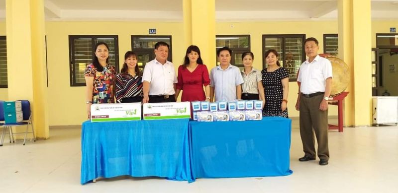 Trước đó, cùng với tổ chức Hội, các đoàn thể, các nhà trường đã triển khai đầy đủ công tác bảo đảm an toàn cho học sinh đi học trở lại bằng việc dọn dẹp, lau chùi bàn ghế, phun khử khuẩn, vệ sinh khu vực bếp ăn… và lên phương án xử lý các trường hợp nghi ngờ mắc Covid-19 trong trường học theo đúng các nội dung yêu cầu của Sở Giáo dục và Đào tạo. Hội LHPN thị trấn Yên Viên tặng khẩu trang Ban giám hiệu trường tiểu học thị trấn Yên Viên, huyện Gia Lâm Trước đó, cùng với tổ chức Hội, các đoàn thể, các nhà trường đã triển khai đầy đủ công tác bảo đảm an toàn cho học sinh đi học trở lại bằng việc dọn dẹp, lau chùi bàn ghế, phun khử khuẩn, vệ sinh khu vực bếp ăn… và lên phương án xử lý các trường hợp nghi ngờ mắc Covid-19 trong trường học theo đúng các nội dung yêu cầu của Sở Giáo dục và Đào tạo. Hội LHPN thị trấn Yên Viên tặng khẩu trang Ban giám hiệu trường tiểu học thị trấn Yên Viên, huyện Gia Lâm