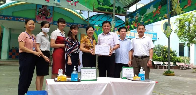 Theo báo cáo của Ban giám hiệu các nhà trường đã thực hiện nghiêm túc quy định phòng, chống dịch Covid-19 và tổ chức dạy học an toàn; tập trung giám sát sức khỏe của học sinh ngay từ khi các em đến trường và trong suốt quá trình học tập; có nhật ký theo dõi sức khỏe của từng học sinh. Theo báo cáo của Ban giám hiệu các nhà trường đã thực hiện nghiêm túc quy định phòng, chống dịch Covid-19 và tổ chức dạy học an toàn; tập trung giám sát sức khỏe của học sinh ngay từ khi các em đến trường và trong suốt quá trình học tập; có nhật ký theo dõi sức khỏe của từng học sinh.