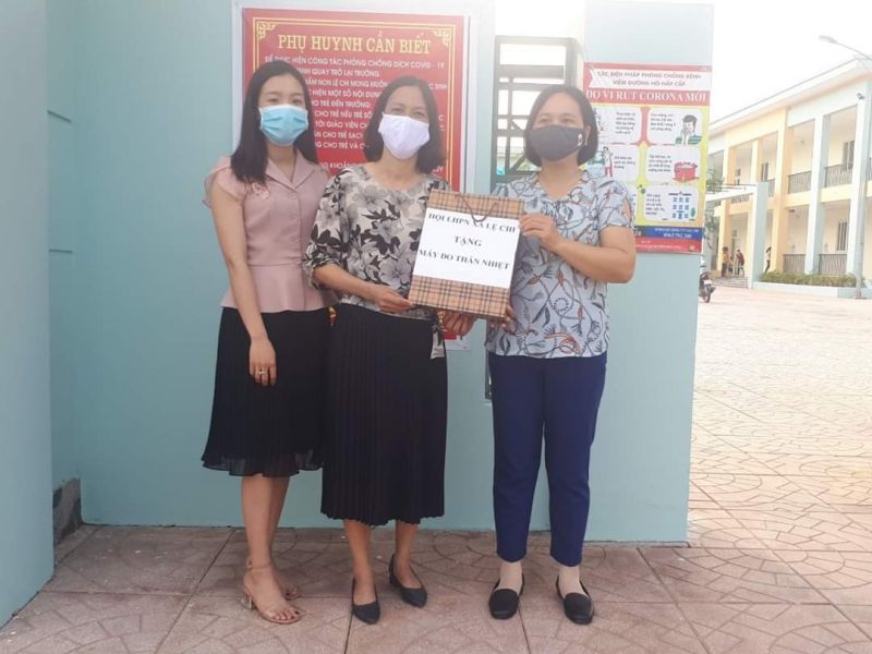 Toàn bộ học sinh sẽ được theo dõi thân nhiệt nhiều lần trong ngày, ghi vào sổ của lớp. Các số liệu sẽ được giáo viên báo cáo Ban giám hiệu liên tục. Ngoài các trang thiết bị y tế tại lớp học, nhà trường cũng chuẩn bị phòng cách ly đúng tiêu chuẩn của Bộ Y tế, đáp ứng các tình huống xảy ra nếu có. Toàn bộ học sinh sẽ được theo dõi thân nhiệt nhiều lần trong ngày, ghi vào sổ của lớp. Các số liệu sẽ được giáo viên báo cáo Ban giám hiệu liên tục. Ngoài các trang thiết bị y tế tại lớp học, nhà trường cũng chuẩn bị phòng cách ly đúng tiêu chuẩn của Bộ Y tế, đáp ứng các tình huống xảy ra nếu có.