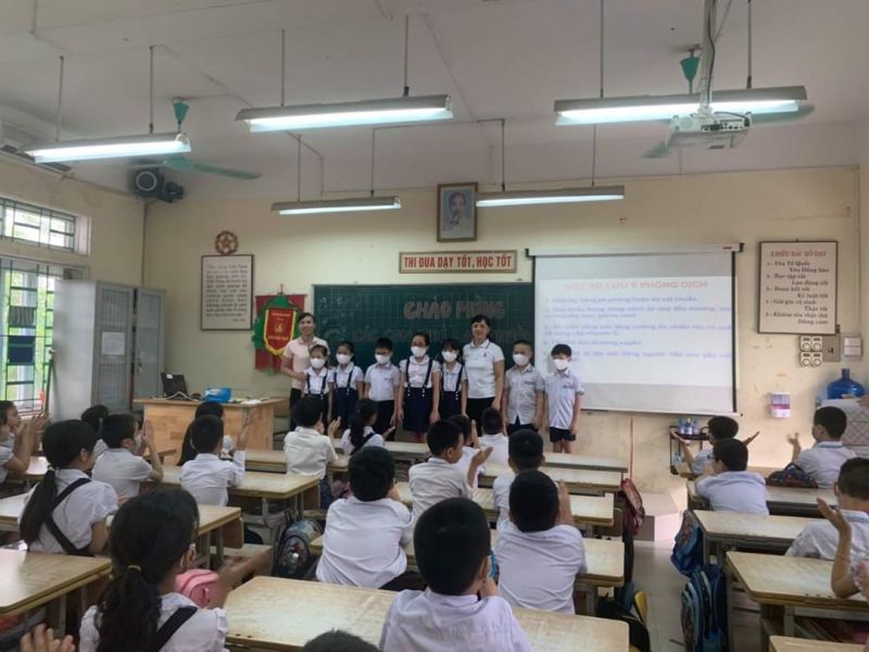 Cùng với hoạt động tặng khẩu trang của Hội Phụ nữ thì công tác chuẩn bị đón học sinh cũng được các trường mầm non và tiểu học chuẩn bị chu đáo. Học sinh được kiểm tra thân nhiệt tại khu vực trước cổng trường và trong sân trường không để xảy ra tình trạng ùn ứ Cùng với hoạt động tặng khẩu trang của Hội Phụ nữ thì công tác chuẩn bị đón học sinh cũng được các trường mầm non và tiểu học chuẩn bị chu đáo. Học sinh được kiểm tra thân nhiệt tại khu vực trước cổng trường và trong sân trường không để xảy ra tình trạng ùn ứ