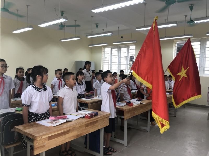 Ngày 11/5 là ngày đầu tiên ( cũng là ngày thứ 2  đầu tuần)  học sinh các trường tiểu học, mầm non  đi học trở lại sau thời gian nghỉ dịch. Tại các lớp tiểu học trên địa bàn huyện Gia Lâm đã tiến hành nghi thức chào cờ  ngay trong lớp hoc. Ngày 11/5 là ngày đầu tiên ( cũng là ngày thứ 2  đầu tuần)  học sinh các trường tiểu học, mầm non  đi học trở lại sau thời gian nghỉ dịch. Tại các lớp tiểu học trên địa bàn huyện Gia Lâm đã tiến hành nghi thức chào cờ  ngay trong lớp hoc.