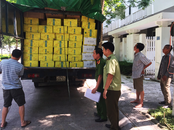 Lực lượng chức năng kiểm tra xe hàng của ông Nguyễn Văn Tuyên  - Ảnh: N.H Lực lượng chức năng kiểm tra xe hàng của ông Nguyễn Văn Tuyên  - Ảnh: N.H